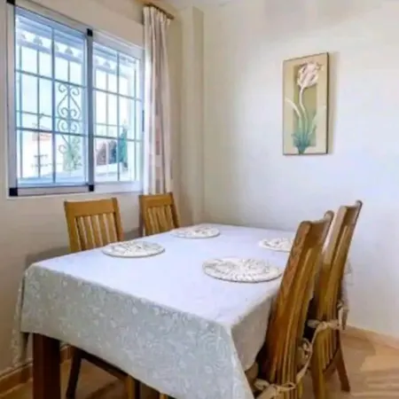 Adaptado, Terraza Muy Grande Y Soleada. Holiday home
