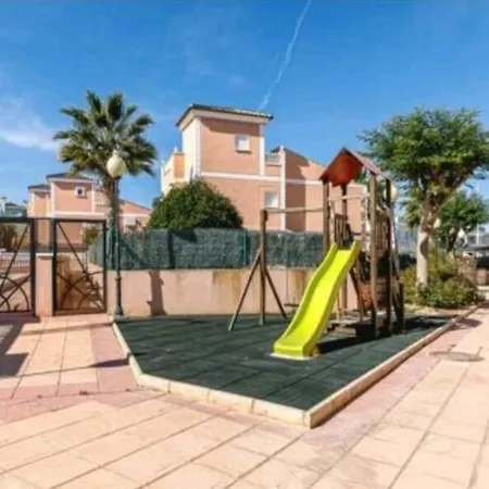 Adaptado, Terraza Muy Grande Y Soleada. Holiday home